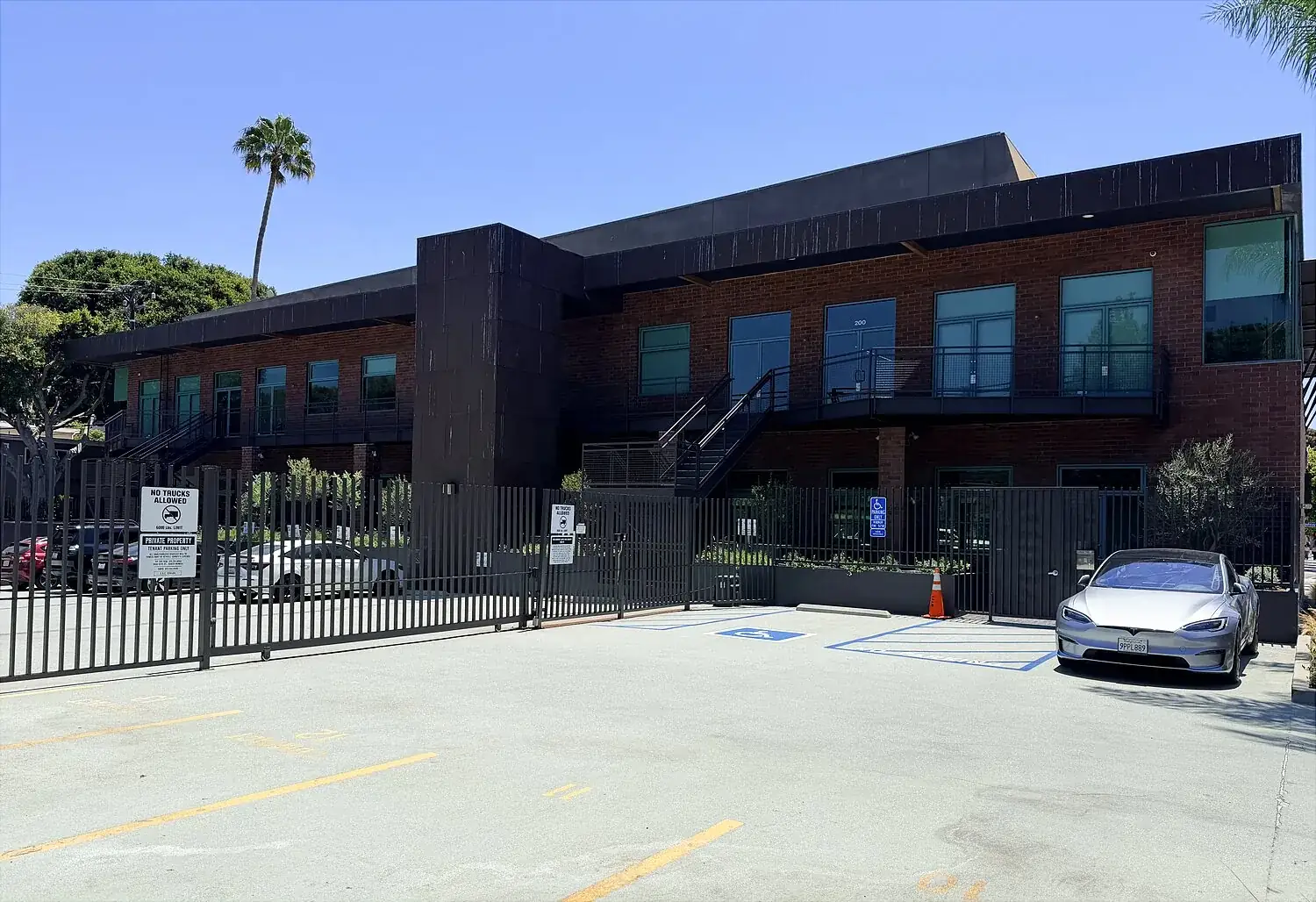 1447 Cloverfield creative office exterior